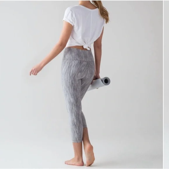 Lululemon Wunder Under Crop (Hi-Rise) *21” size: 4 - Picture 1 of 7